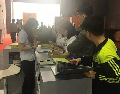 廣州白云技?！妒袌稣{查》課走進廣州保利世貿博覽館 廣告設計的實踐探索